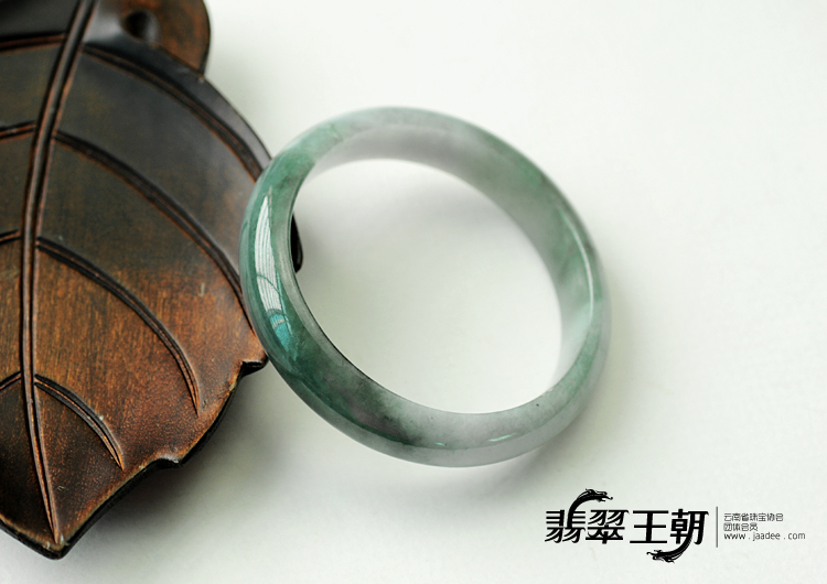 糯冰种蓝晴水缅甸翡翠手镯（55.5mm）