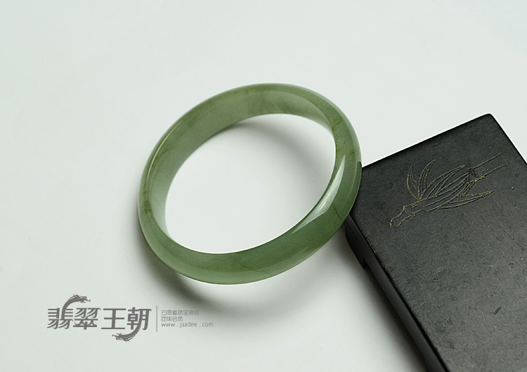 糯冰种晴水缅甸翡翠手镯（55.1mm）