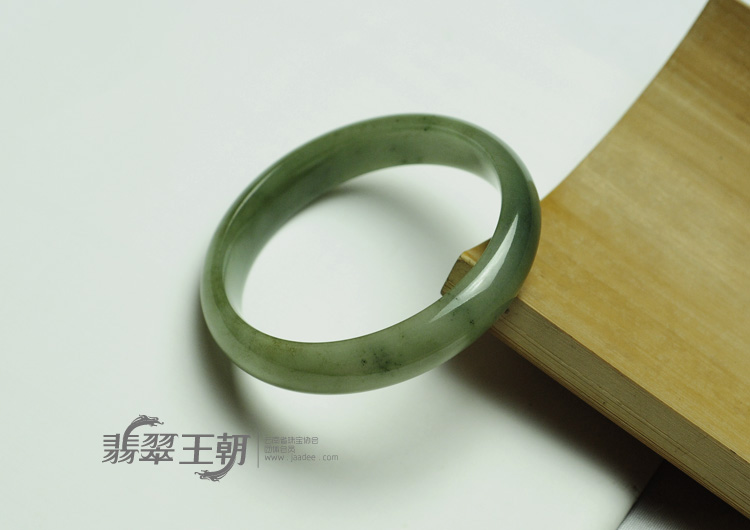 糯冰种青色缅甸翡翠手镯（57.1mm）