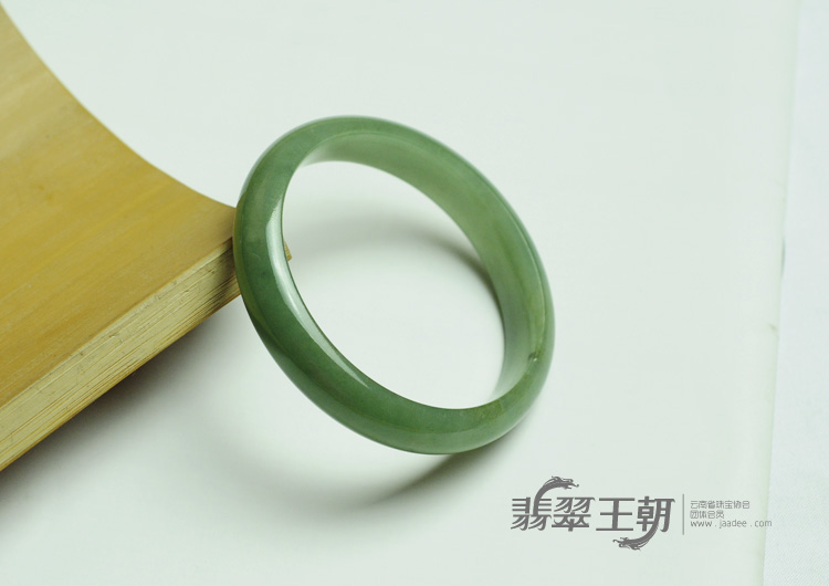 糯冰种晴水缅甸翡翠手镯（58.1mm）