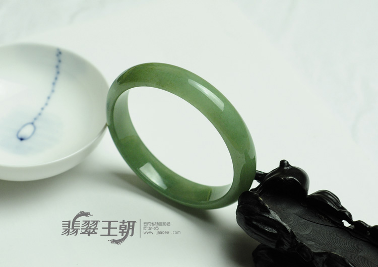 糯冰种晴水缅甸翡翠手镯（58.1mm）