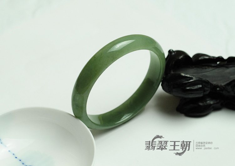 糯冰种晴水缅甸翡翠手镯（58.1mm）