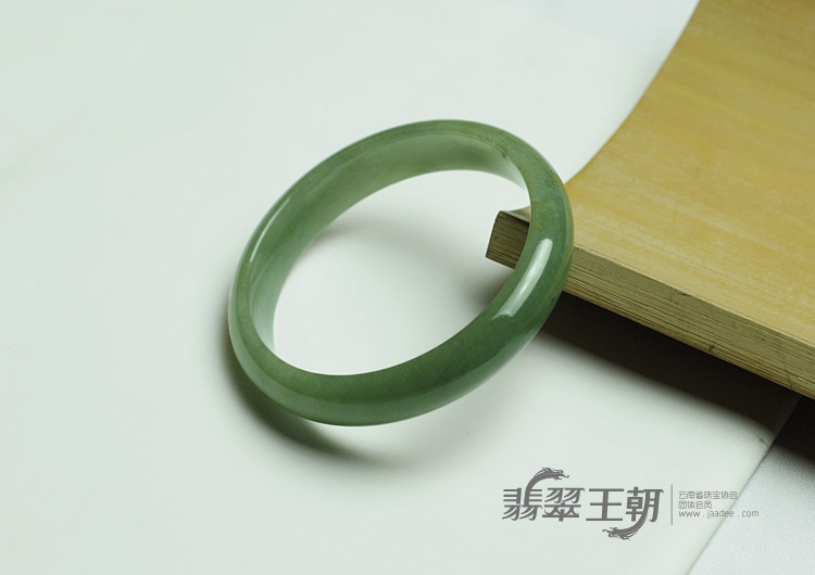 糯冰种晴水缅甸翡翠手镯（58.1mm）