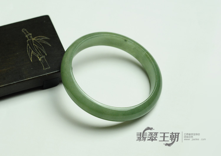 糯冰种晴水缅甸翡翠手镯（58.1mm）