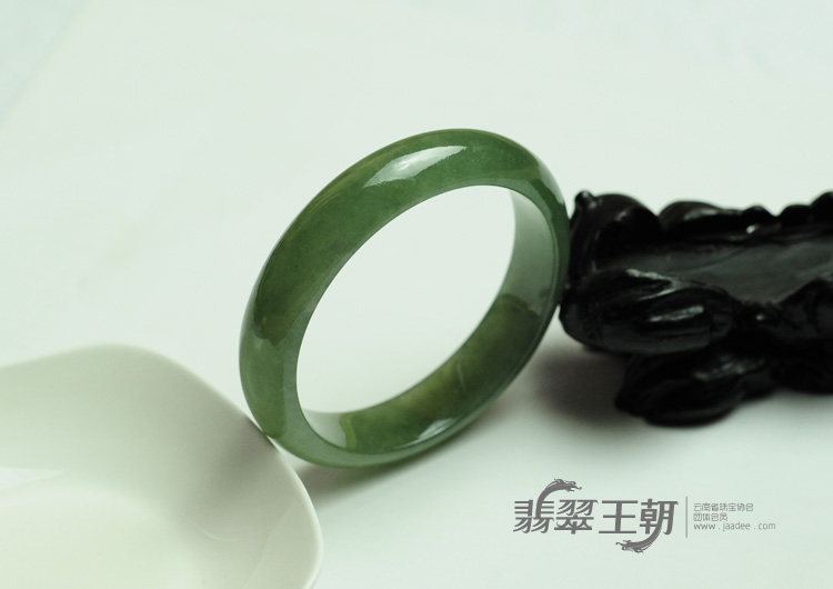糯冰种蓝晴水缅甸翡翠手镯（55.7mm）
