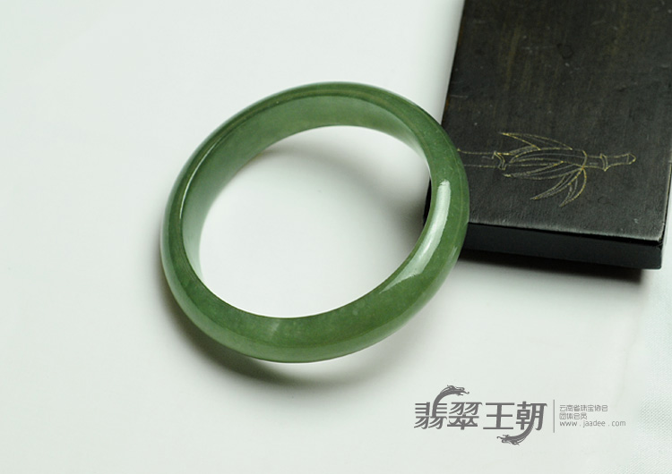 糯冰种蓝晴水缅甸翡翠手镯（55.7mm）
