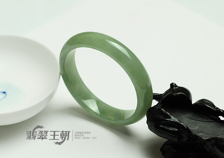 糯冰种晴水缅甸翡翠手镯（52.4mm）