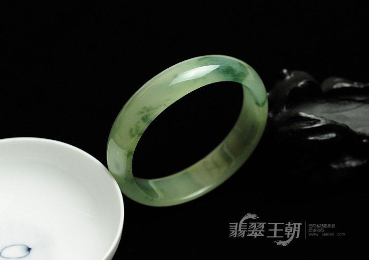 冰种飘花缅甸翡翠贵妃镯（54.7-50.7）