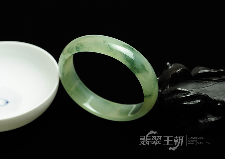 冰种飘花缅甸翡翠贵妃镯（54.7-50.7）