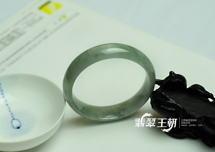 糯冰种晴水缅甸翡翠手镯（56.1mm）