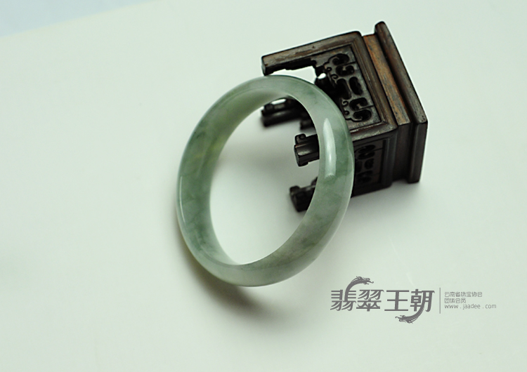 糯冰种晴水缅甸翡翠手镯（56.1mm）