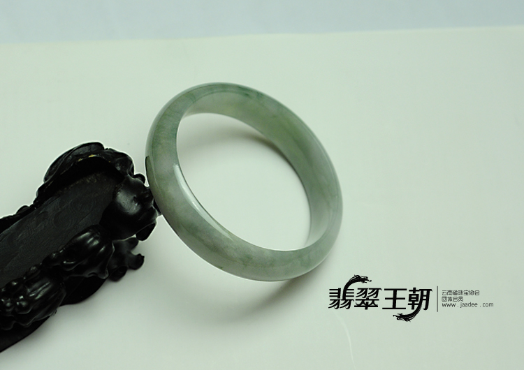 糯冰种晴水缅甸翡翠手镯（56.1mm）