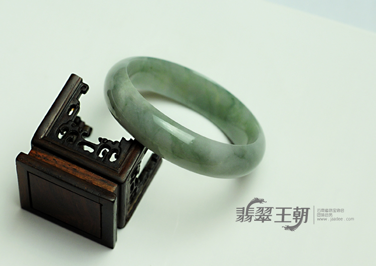 糯冰种晴水缅甸翡翠手镯（56.1mm）