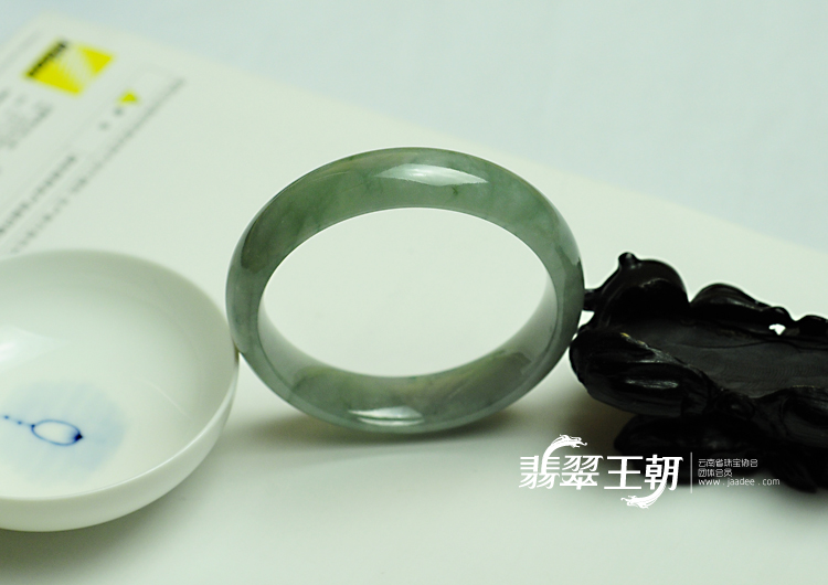 糯冰种晴水缅甸翡翠手镯（59.3mm）