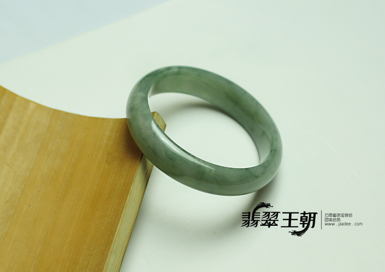 糯冰种晴水缅甸翡翠手镯（59.3mm）