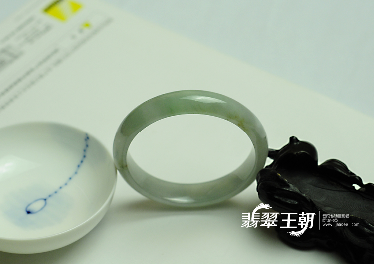 糯冰种晴水缅甸翡翠手镯（55.9mm）