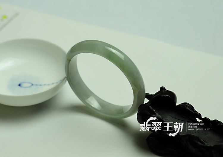 糯冰种晴水缅甸翡翠手镯（55.9mm）