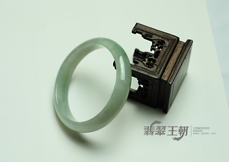 糯冰种晴水缅甸翡翠手镯（55.9mm）
