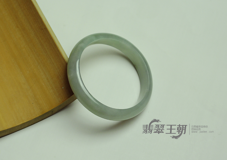 糯冰种晴水缅甸翡翠手镯（55.9mm）