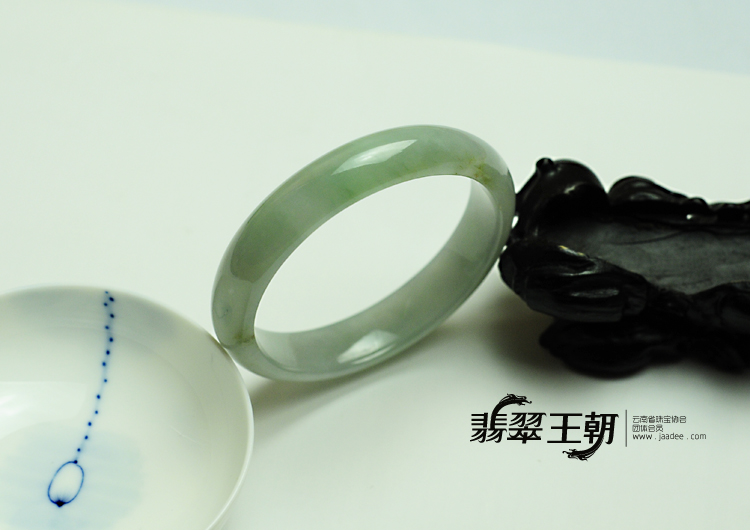糯冰种晴水缅甸翡翠手镯（55.9mm）