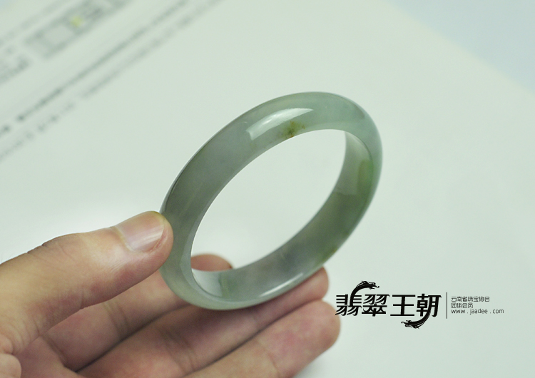 糯冰种晴水缅甸翡翠手镯（55.9mm）
