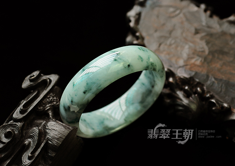 细糯种飘花缅甸翡翠手镯（57.4mm）