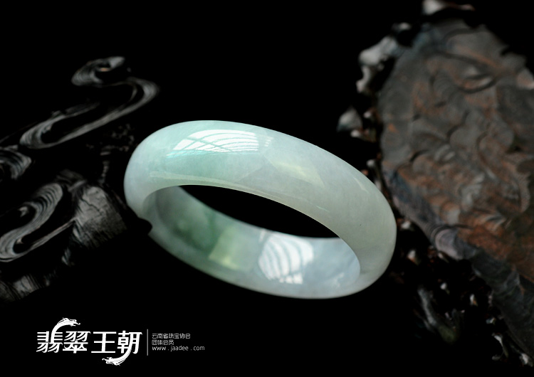 糯冰种晴水带青色缅甸翡翠手镯（55.7mm）