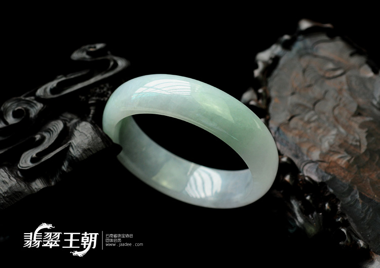 糯冰种晴水带青色缅甸翡翠手镯（55.7mm）