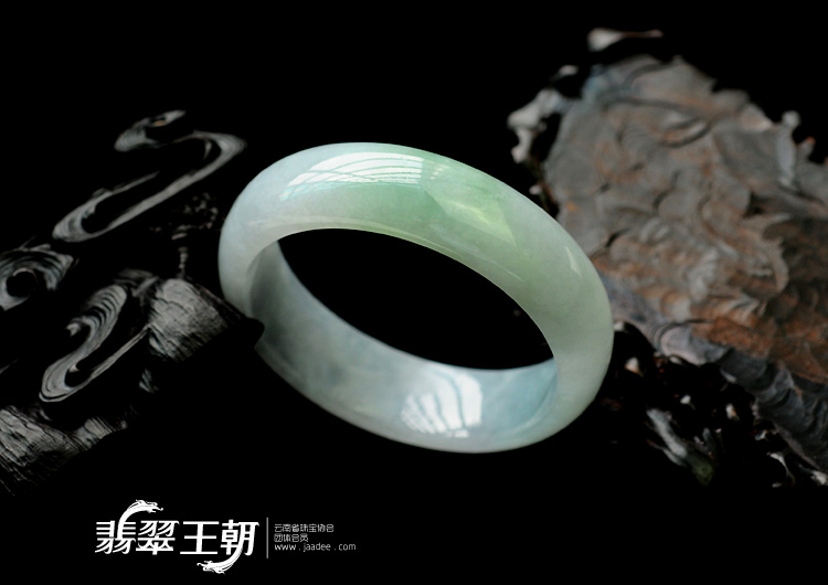 糯冰种晴水带青色缅甸翡翠手镯（55.7mm）