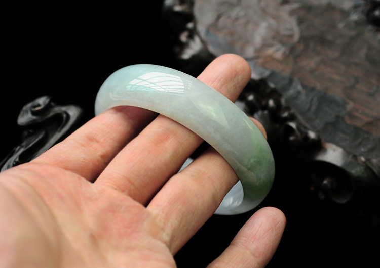糯冰种晴水带青色缅甸翡翠手镯（55.7mm）