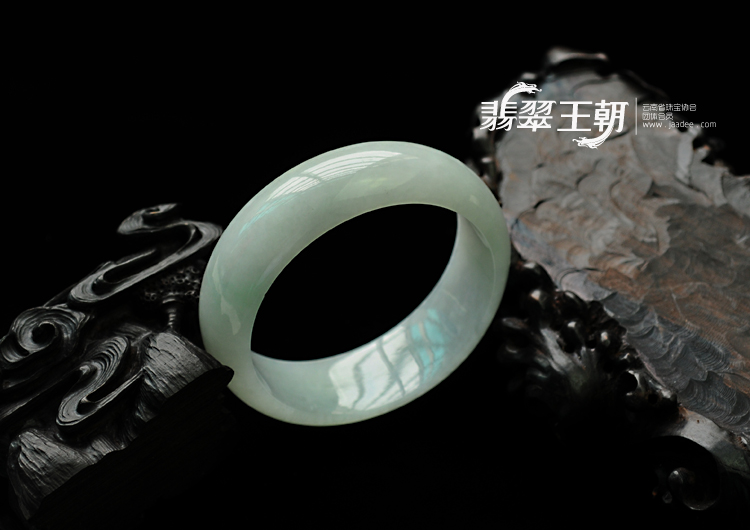 糯冰种晴水缅甸翡翠手镯（57.7mm）