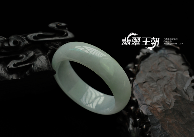 糯冰种晴水缅甸翡翠手镯（57.7mm）