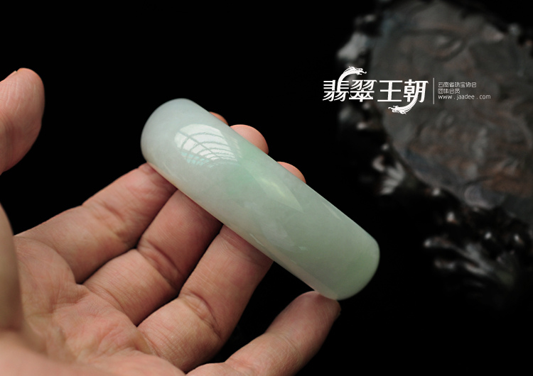 糯冰种晴水缅甸翡翠手镯（57.7mm）