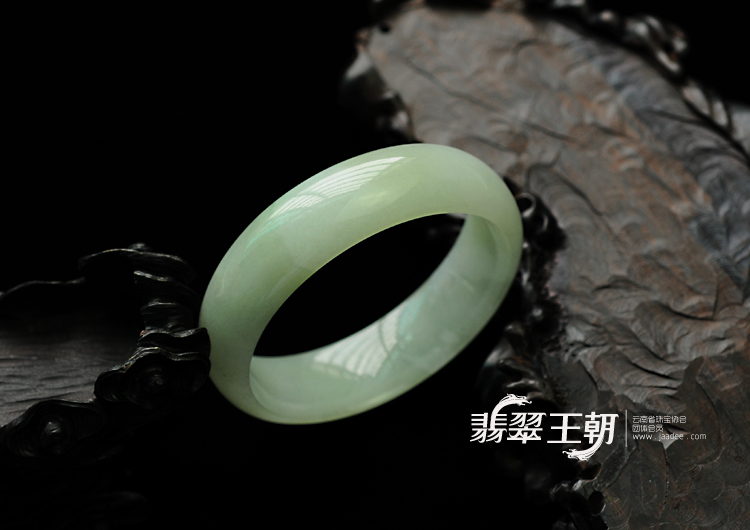 细糯种淡晴水缅甸翡翠手镯（56.4mm）