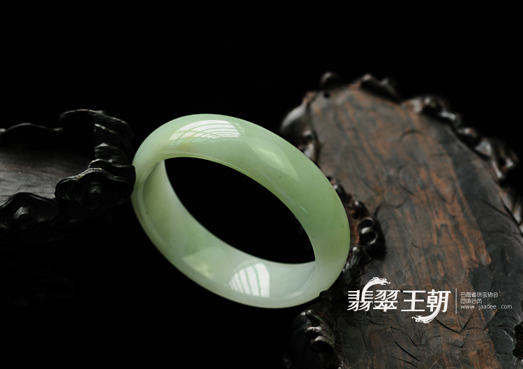 细糯种淡晴水缅甸翡翠手镯（56.4mm）