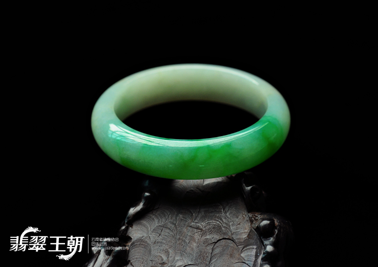细糯种飘翠缅甸翡翠手镯（56mm）