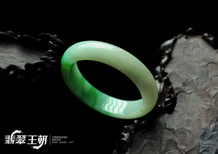 细糯种飘翠缅甸翡翠手镯（56mm）