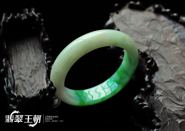细糯种飘翠缅甸翡翠手镯（56mm）