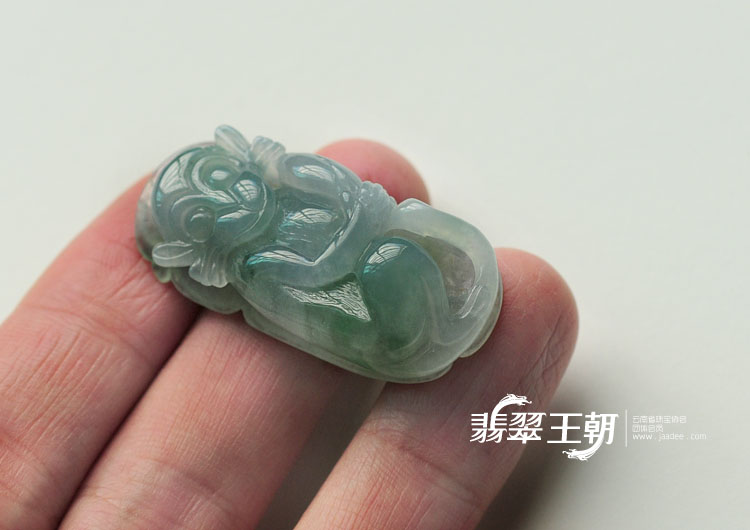 冰种晴水飘花缅甸翡翠灵猴献寿挂件