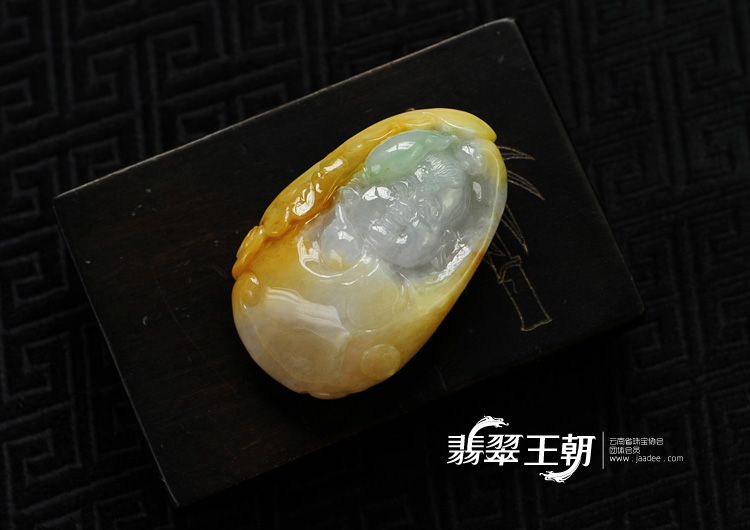 糯冰种黄加绿缅甸翡翠童子挂件
