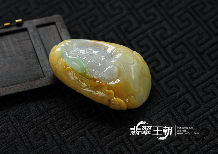 糯冰种黄加绿缅甸翡翠童子挂件
