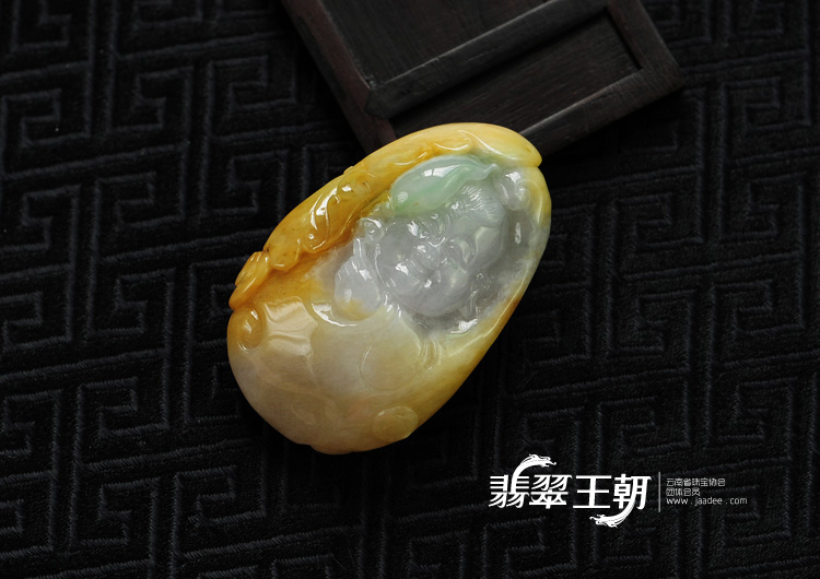 糯冰种黄加绿缅甸翡翠童子挂件