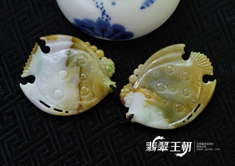 糯冰种三彩缅甸翡翠双鱼佩（一对）