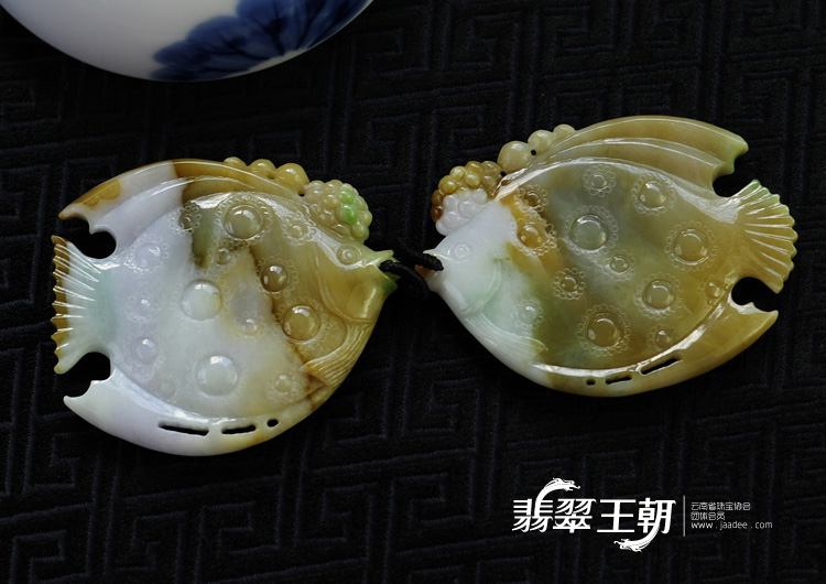 糯冰种三彩缅甸翡翠双鱼佩（一对）