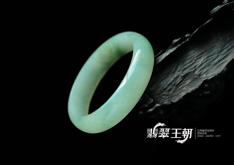 糯冰种晴水飘花缅甸翡翠手镯（56.4mm）