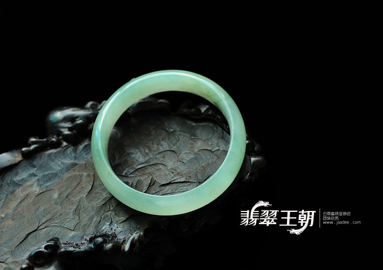 糯冰种晴水飘花缅甸翡翠手镯（56.4mm）