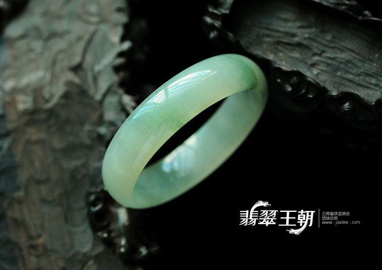 糯冰种晴水飘花缅甸翡翠手镯（56.4mm）