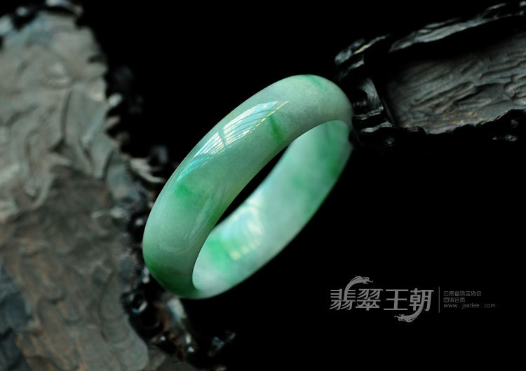 细糯种飘翠缅甸翡翠手镯（57mm）