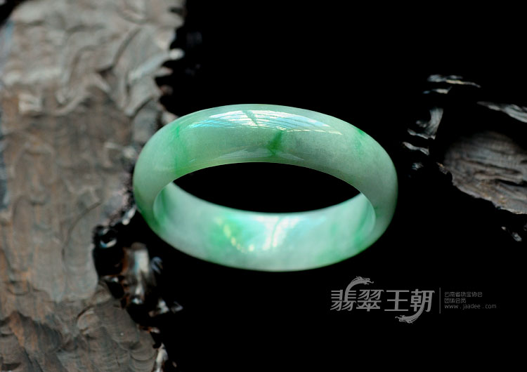 细糯种飘翠缅甸翡翠手镯（57mm）