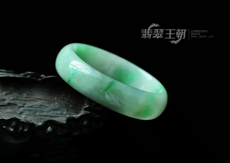细糯种飘翠缅甸翡翠手镯（57mm）